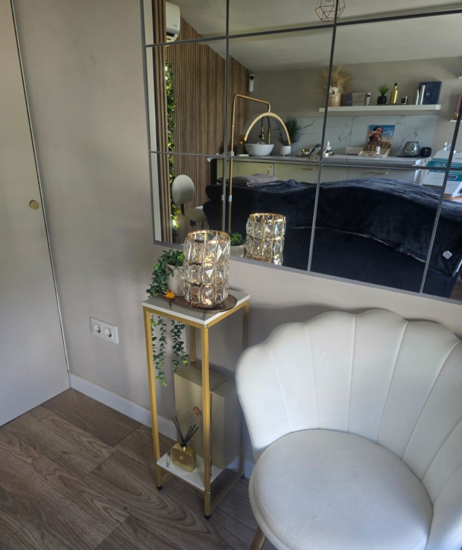 Relaxation chair and mirror wall